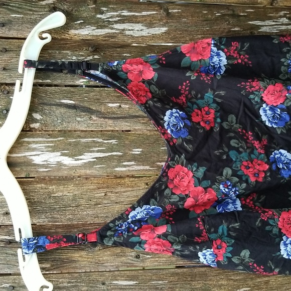 TORRID 3X BLACK BACKGROUND BLUE RED FLORAL TANK TOP BLOUSE - Picture 2 of 6